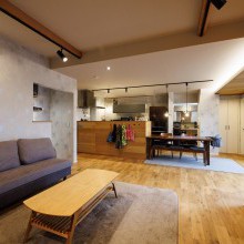 家族が集まるリビングは木のぬくもりでナチュラルに寄せた空間で