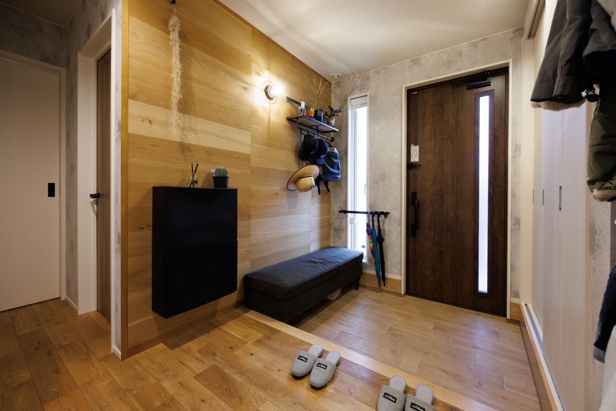 木目のナチュラルな感じにブラックやネイビーの濃いトーンでモダンさをプラス