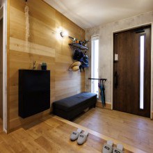 木目のナチュラルな感じにブラックやネイビーの濃いトーンでモダンさをプラス