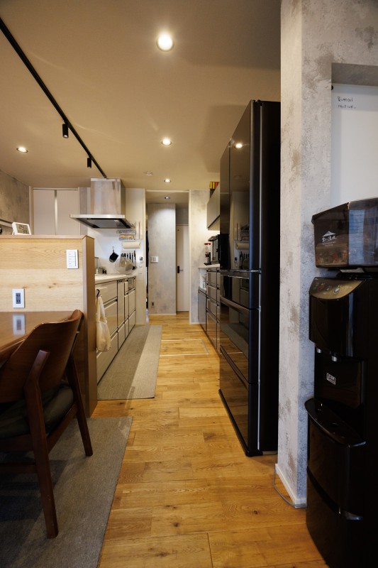 ダイニングからキッチン、水廻りへと続く家事動線。効率よく家事をこなしてゆとりの時間を確保するための工夫です。