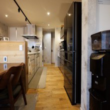 ダイニングからキッチン、水廻りへと続く家事動線。効率よく家事をこなしてゆとりの時間を確保するための工夫です。