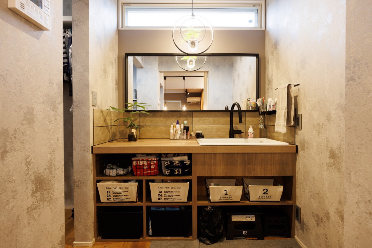 ソリッド感を前面にしたモダンな印象を清潔感につなげたカウンター式洗面台