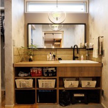 ソリッド感を前面にしたモダンな印象を清潔感につなげたカウンター式洗面台