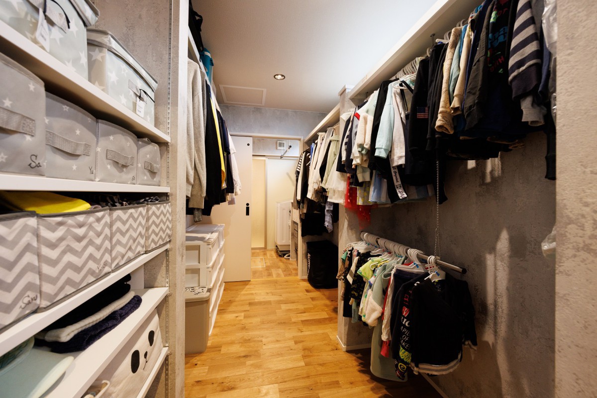 洗面・バスに続けてランドリー動線上に計画したファミリークローゼットで家族みんなの洋服を一括管理。