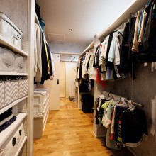 洗面・バスに続けてランドリー動線上に計画したファミリークローゼットで家族みんなの洋服を一括管理。