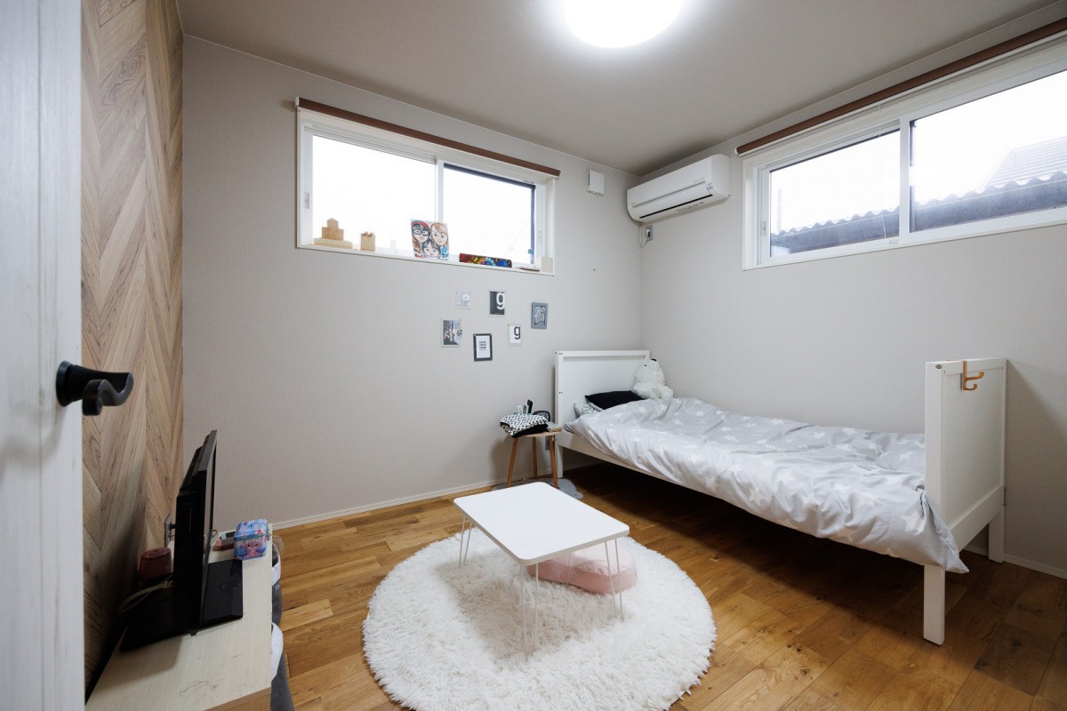 ホワイト基調にシンプルなコーディネートに子供らしさをプラスして。