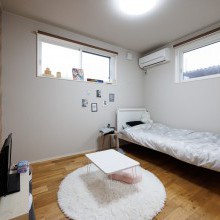 ホワイト基調にシンプルなコーディネートに子供らしさをプラスして。