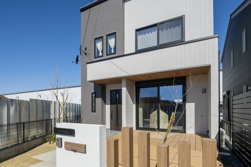 「外壁は2色使いにしたい」と、貼り分けできるように凹凸をつけた立体感のある外観はシンプルでスタイリッシュなデザインが印象的。