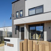 「外壁は2色使いにしたい」と、貼り分けできるように凹凸をつけた立体感のある外観はシンプルでスタイリッシュなデザインが印象的。