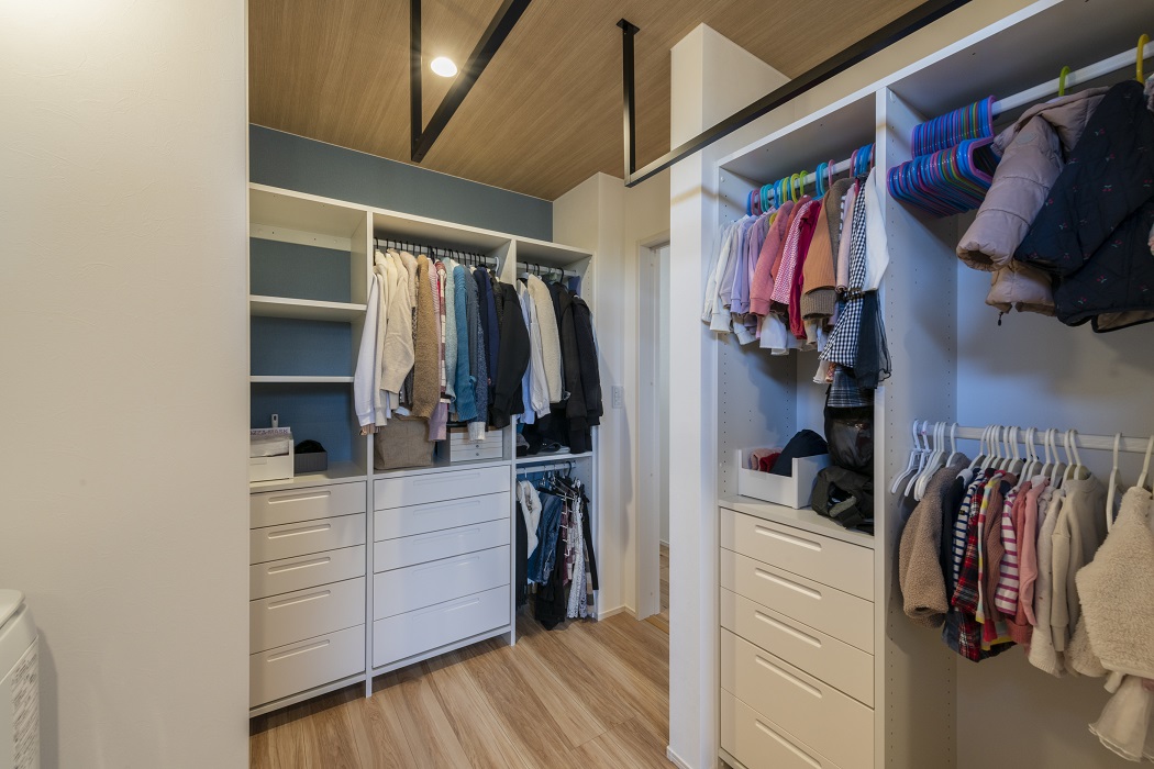 ランドリールームにはファミリークロゼットを併設。乾いた衣類を掛けることができ、引き出しもあるため、小物なども畳んで収納できます。アイアンハンガーの物干しで「掛けて、干して、しまう」が一か所で完結