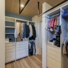 ランドリールームにはファミリークロゼットを併設。乾いた衣類を掛けることができ、引き出しもあるため、小物なども畳んで収納できます。アイアンハンガーの物干しで「掛けて、干して、しまう」が一か所で完結