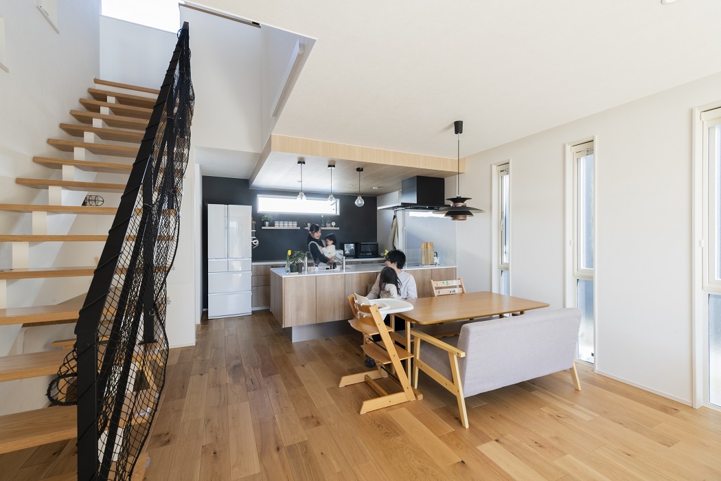 家族とのコミュニケーションが取りやすい対面式のキッチンは3連IHと水素水がこだわり。キッチン背面のアクセントクロスでダイニングをスタイリッシュに。