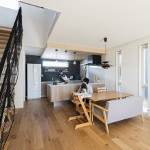 家族とのコミュニケーションが取りやすい対面式のキッチンは3連IHと水素水がこだわり。キッチン背面のアクセントクロスでダイニングをスタイリッシュに。