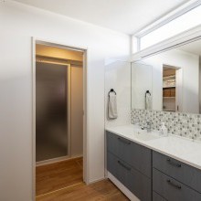 洗面化粧台はPanasonicのシーラインを採用。造り付けを検討しながらも何度もショールームへ行って納得して決めたとのこと。洗面室と廊下の間は扉をあえて設けずに帰宅後の手洗い動線を確保ししました。