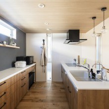 パントリー代わりにカップボードを横に広く設け、収納スペースを確保しました。また、奥様の身長を考慮して吊戸棚は付けずにオープンなスペースに。