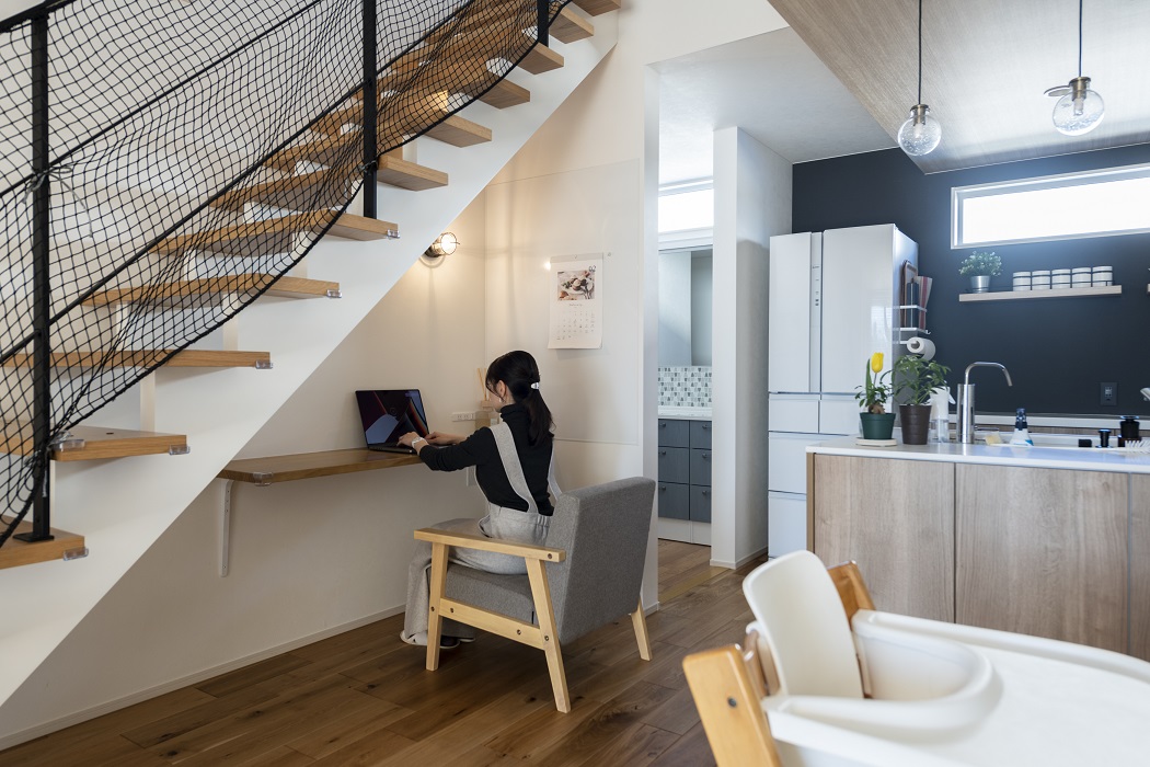 ダイニングの横には階段下スペースを活用して、造作のカウンターを。デッドスペースを有効にプランニングできるのも注文住宅ならではです。