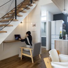 ダイニングの横には階段下スペースを活用して、造作のカウンターを。デッドスペースを有効にプランニングできるのも注文住宅ならではです。