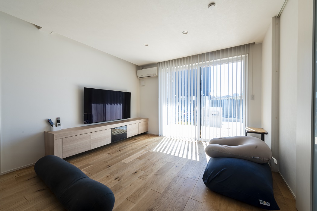 リビングの南面の大きな引き違い窓からはたっぷりの陽ざしが射し込んで、ご家族の団らんの場はいつも快適。