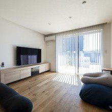 リビングの南面の大きな引き違い窓からはたっぷりの陽ざしが射し込んで、ご家族の団らんの場はいつも快適。