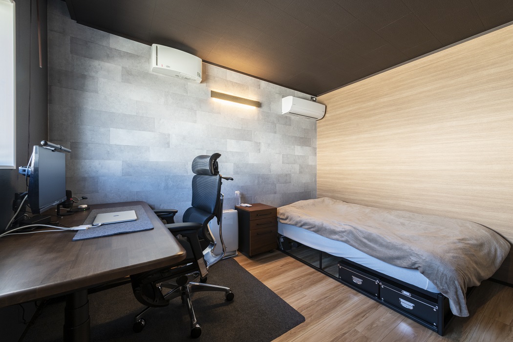 書斎兼寝室は、防音仕様でリモートワークのオンライン会議など集中できる空間。