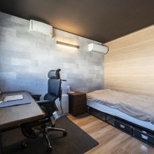 書斎兼寝室は、防音仕様でリモートワークのオンライン会議など集中できる空間。