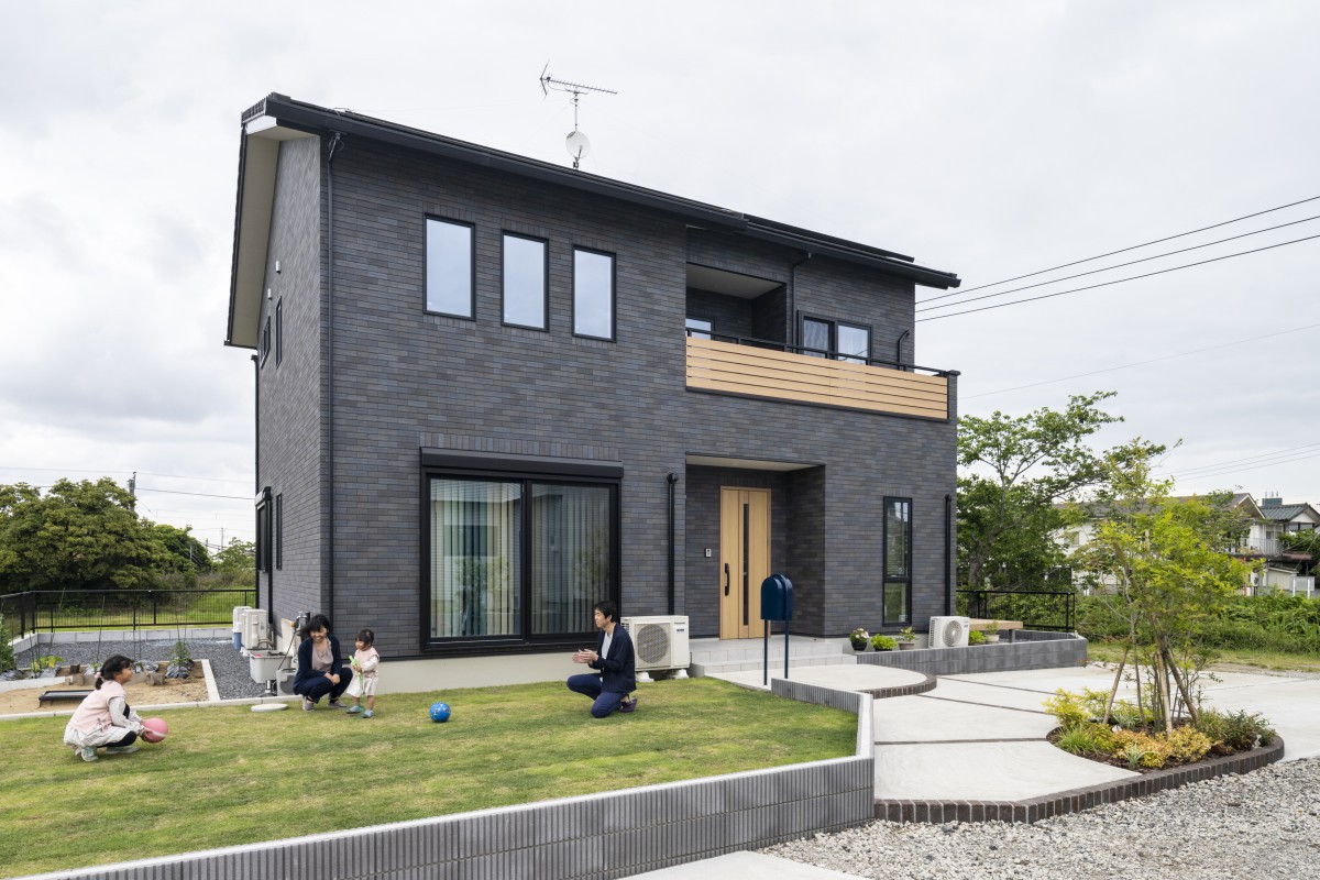 「汚れが目立たず、メンテナンスがかかりにくいタイル張り。高級感があって気に入ってい
ます。主人に“タイルの中から好きなのを選んでいいよ”と選んでもらいました。」