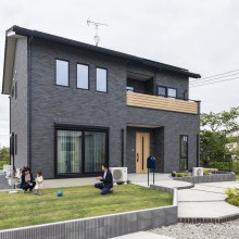 「汚れが目立たず、メンテナンスがかかりにくいタイル張り。高級感があって気に入ってい
ます。主人に“タイルの中から好きなのを選んでいいよ”と選んでもらいました。」