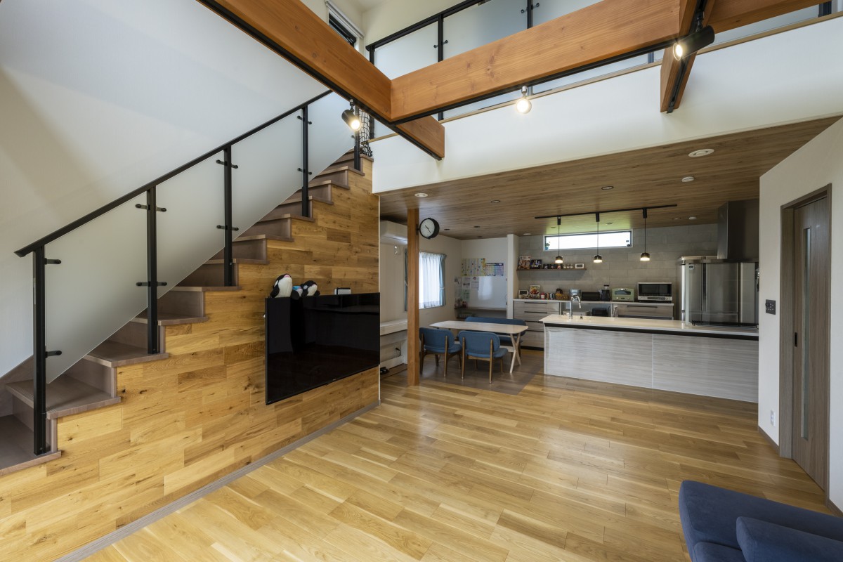 希望だった吹き抜けとリビング階段。テレビ壁面には無垢板を貼ったアクセントを。梁とと
もに木目とスチールを掛け合わせた、スタイリッシュな空間になりました。