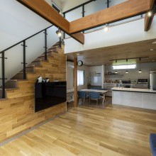 希望だった吹き抜けとリビング階段。テレビ壁面には無垢板を貼ったアクセントを。梁とと
もに木目とスチールを掛け合わせた、スタイリッシュな空間になりました。