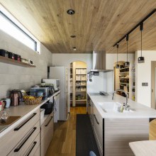 奥様こだわりのキッチン＆その奥のパントリー。通り抜けができる家事ラク動線です。