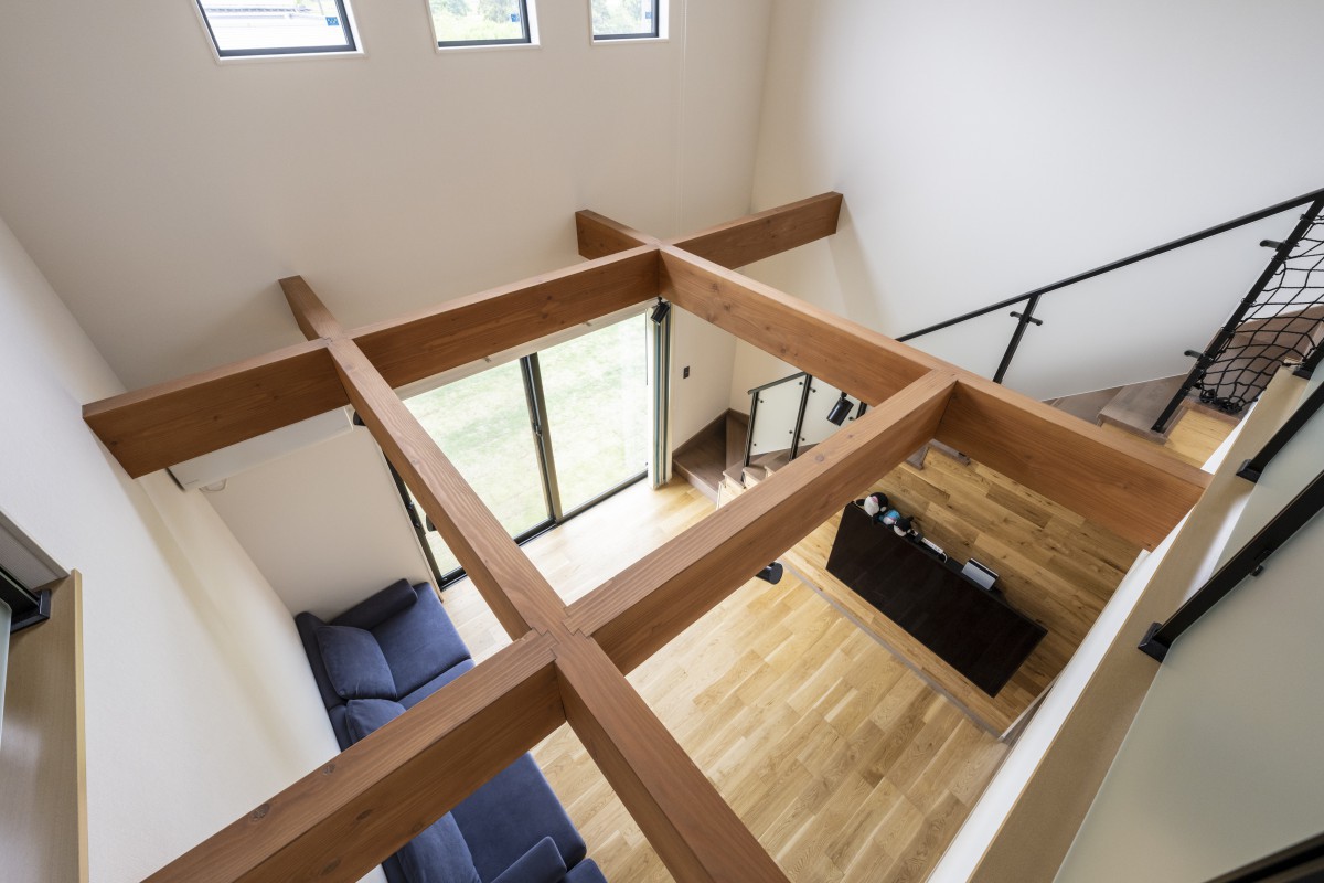 化粧梁が開放的な吹き抜け空間のアクセント。のびやかで気持ちの良い空間。