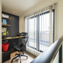 ご主人が希望された２階の書斎はお子様とのコミュニケーションを考えて吹き抜けにつな
がるオープンなスペースに。掃き出し窓からはバルコニーにも出られて気分転換にも。