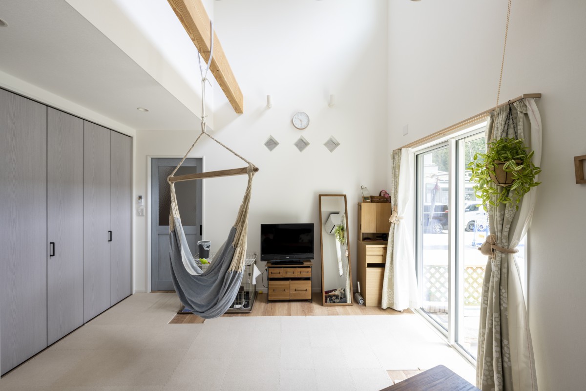 大きな窓と吹抜で、解放感たっぷりの明るいリビング。収納量豊富なクロゼットで室内を常にすっきりと。