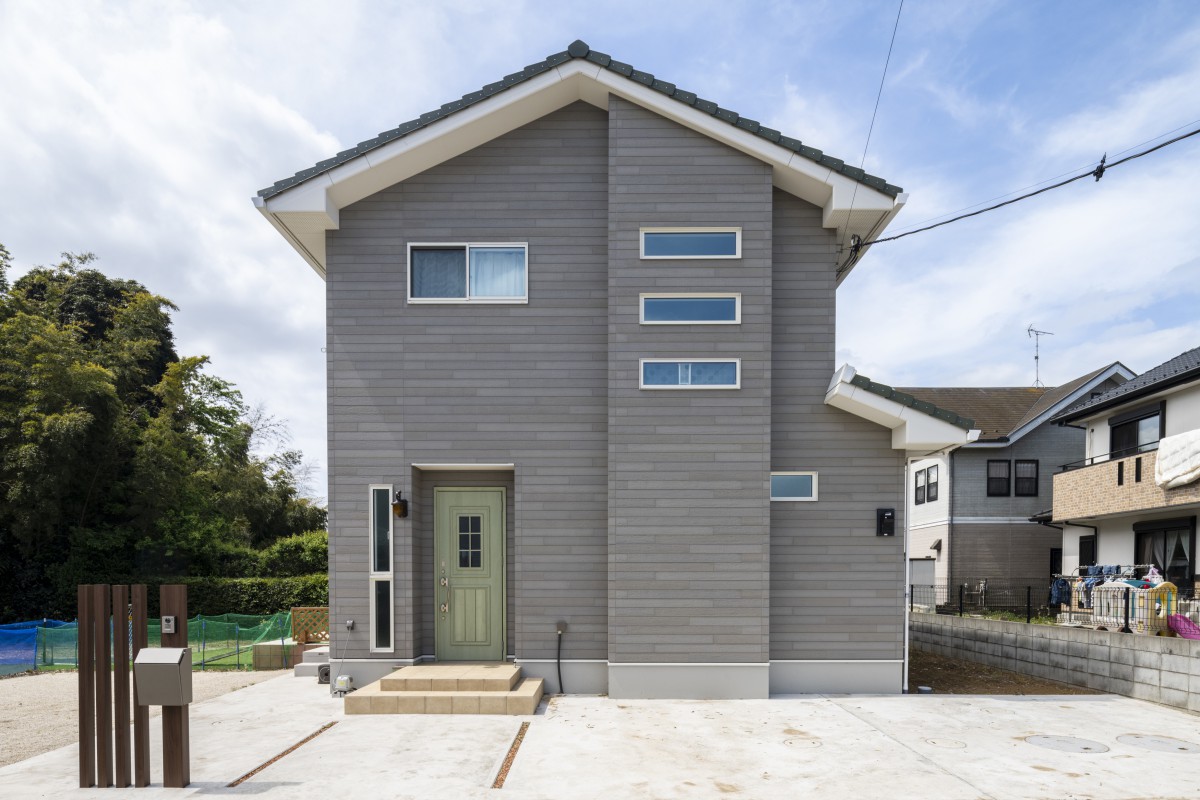 シンプルな切妻屋根の外観にグリーンのドアをアクセントにしました。３連の窓も外観のポイント