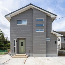 シンプルな切妻屋根の外観にグリーンのドアをアクセントにしました。３連の窓も外観のポイント