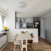 ダイニング脇にこだわった情報ステーションを設置、ブルータイルのアクセントクロスで明るくおしゃれなダイニングキッチンに。