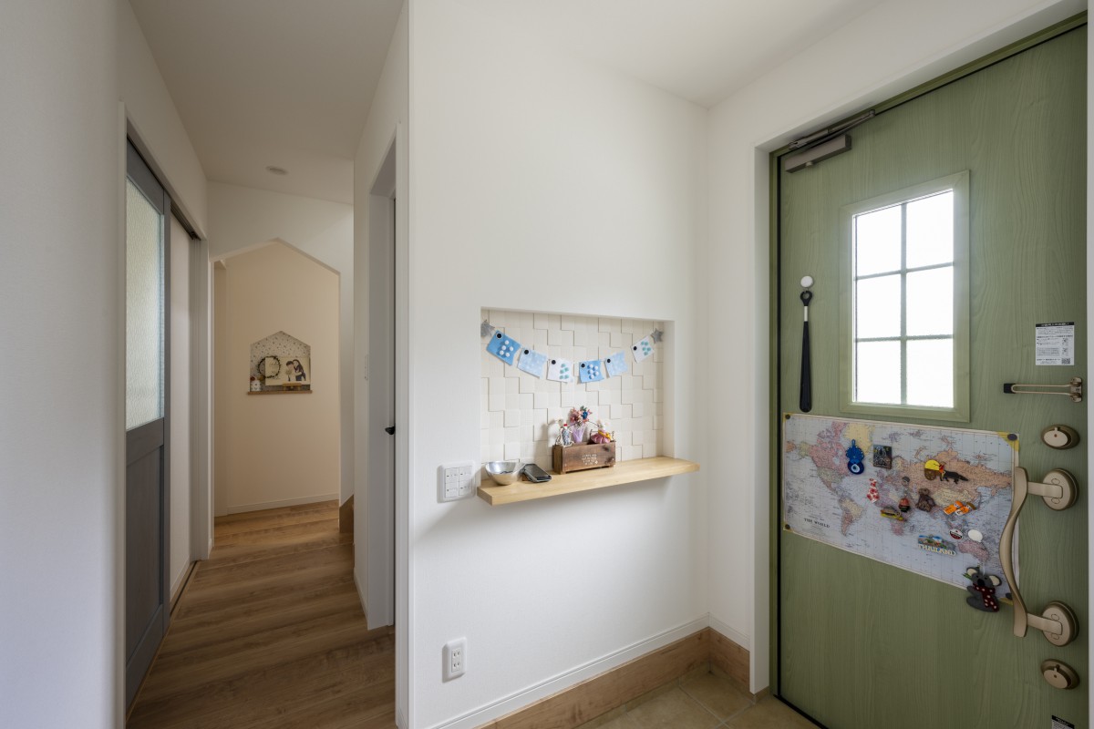 玄関のニッチにアクセントを兼ねたエコカラットを。消臭効果期待が出来て爽やかに