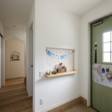 玄関のニッチにアクセントを兼ねたエコカラットを。消臭効果期待が出来て爽やかに