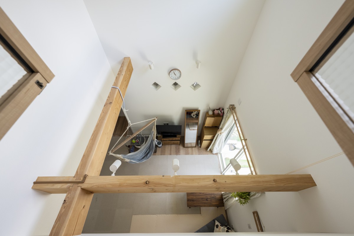 2階寝室の小窓から見下ろしたリビング。