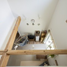 2階寝室の小窓から見下ろしたリビング。