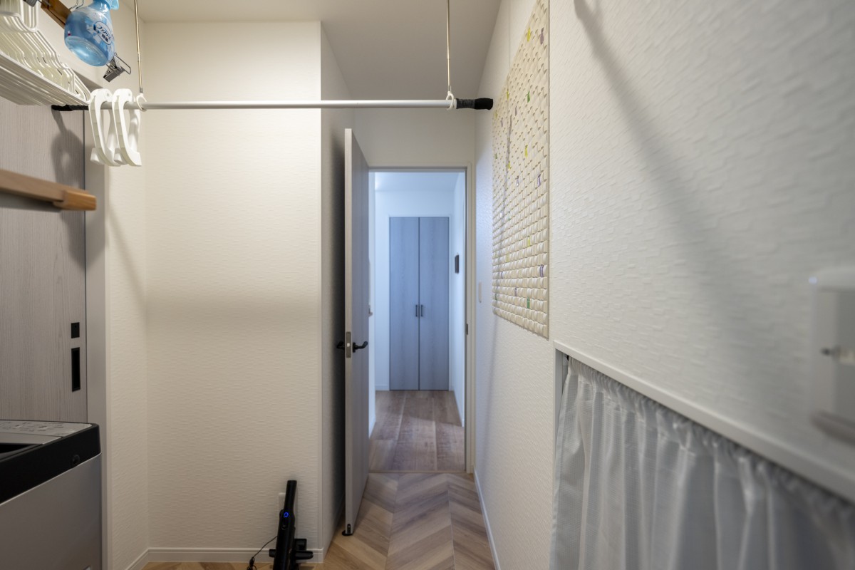 エコカラットを施したランドリースペースを回遊動線上に配置して家事ラクを実現しました