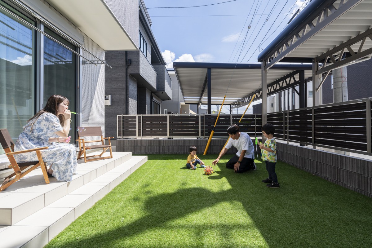 タイルデッキのある庭で過ごす家族の時間
