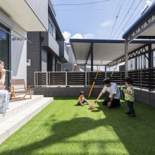 タイルデッキのある庭で過ごす家族の時間