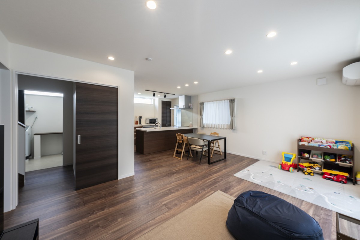 使い勝手抜群の回遊家事動線と子供たちがのびのび過ごせるLDK