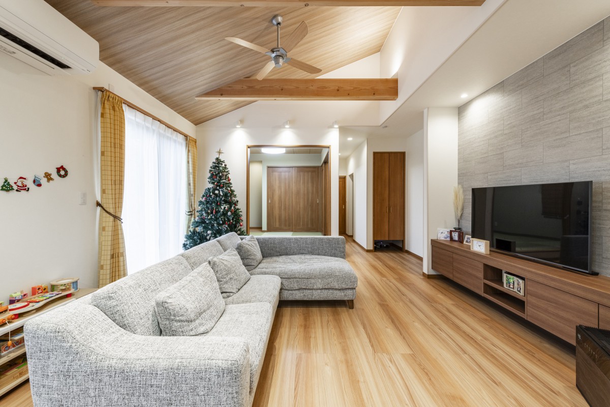 勾配天井でゆたかな空間を実現させたリビング