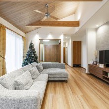 勾配天井でゆたかな空間を実現させたリビング