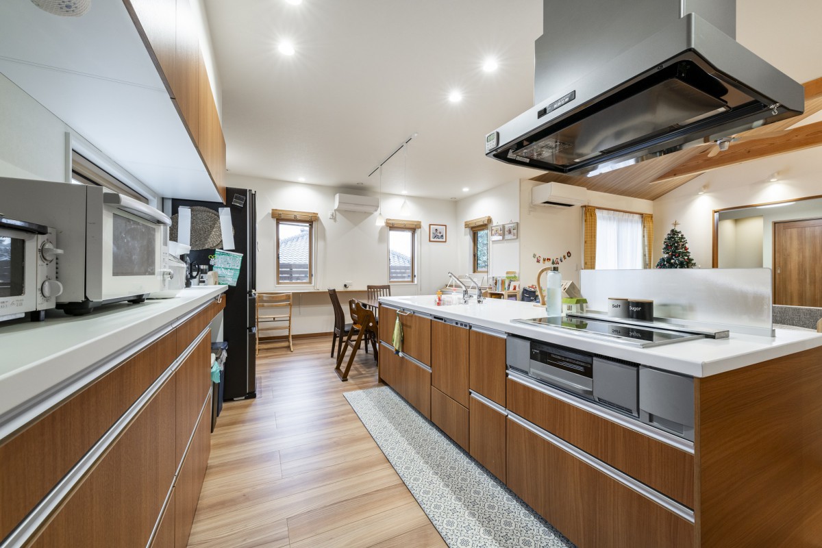 キッチンとカップボードの間はゆとりあるスペースを確保してストレスフリーに