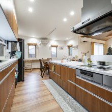 キッチンとカップボードの間はゆとりあるスペースを確保してストレスフリーに