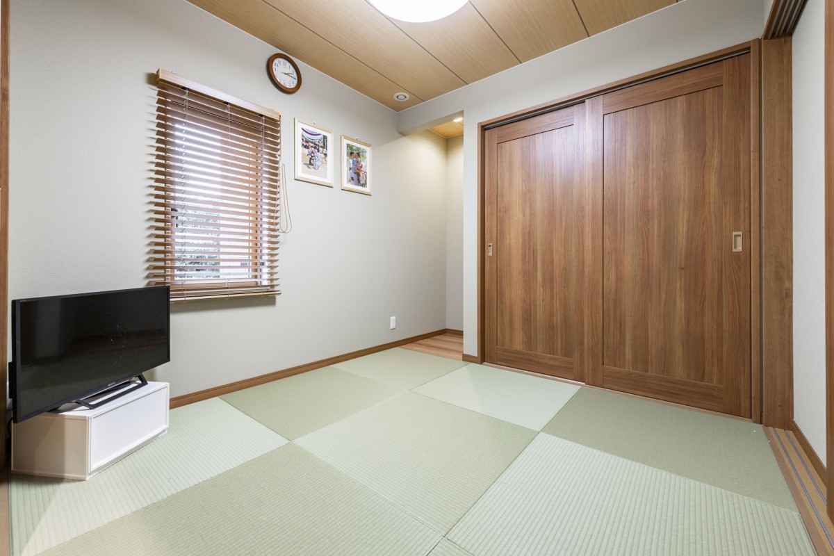 LDKから続く小上がりの和室は子供たちが遊んだりと、普段使いでも客間としても大活躍