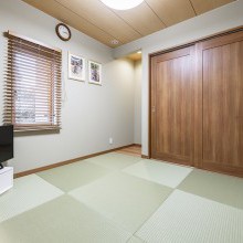 LDKから続く小上がりの和室は子供たちが遊んだりと、普段使いでも客間としても大活躍